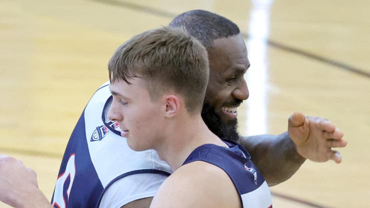 לברון עושה כבוד לקופר פלאג (צילום: Ethan Miller / GETTY IMAGES NORTH AMERICA / AFP) קופר פלאג