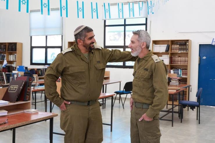 שני ראשי מכינות שמשרתים במילואים משמאל: ברק עוקבי, תושב קידה, הוא ראש מכינת מעוז "ציונית-חילונית-ליברלית". חברו הטוב עמרי שפרוני, תושב גבעת חביבה, הוא ראש מכינת רבין