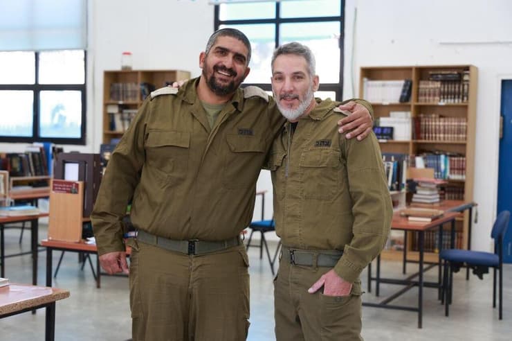 שני ראשי מכינות שמשרתים במילואים משמאל: ברק עוקבי, תושב קידה, הוא ראש מכינת מעוז "ציונית-חילונית-ליברלית". חברו הטוב עמרי שפרוני, תושב גבעת חביבה, הוא ראש מכינת רבין