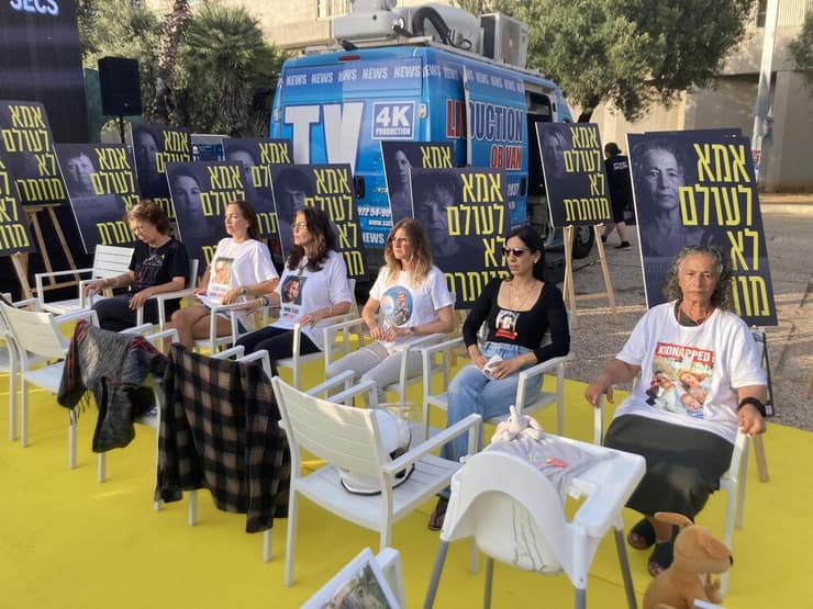 מיצג אימהות בכיכר החטופים, תל אביב