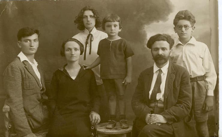 משפחת היילפרין מימין לשמאל: צבי רין, יחיאל היילפרין, עוזי אורנן, מירי דור, פנינה הלפרין, יונתן רטוש (התצלום באדיבות המשפחה)