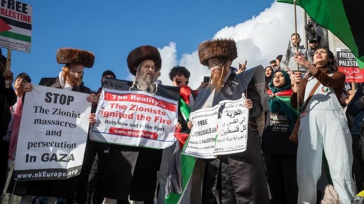 הפגנה אנטי ציונית של נטורי קרתא בלונדון, האם הם יוגדרו כאנטישמים בפייסבוק? (קרדיט צילום: Andy Soloman/Shutterstock) הפגנה אנטי ציונית של נטורי קרתא בלונדון