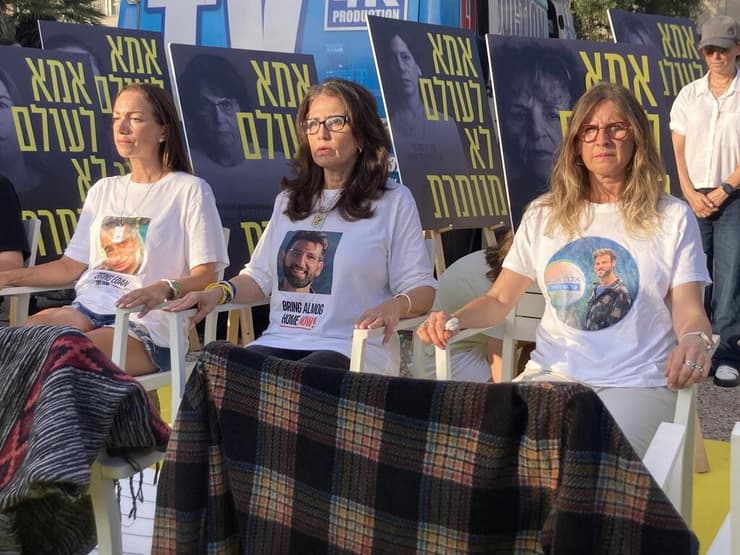 מיצג אימהות בכיכר החטופים, תל אביב