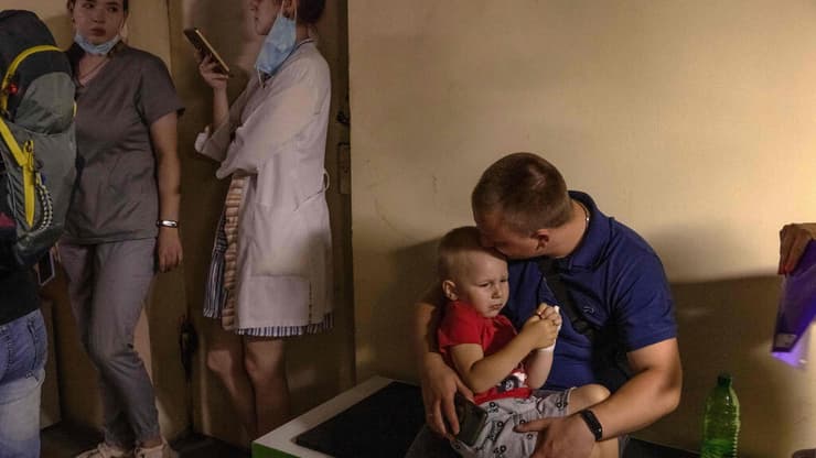אוקראינה קייב איש ו ילד ב מקלט בית חולים אוחמטדיט בזמן מתקפת טילים של רוסיה
