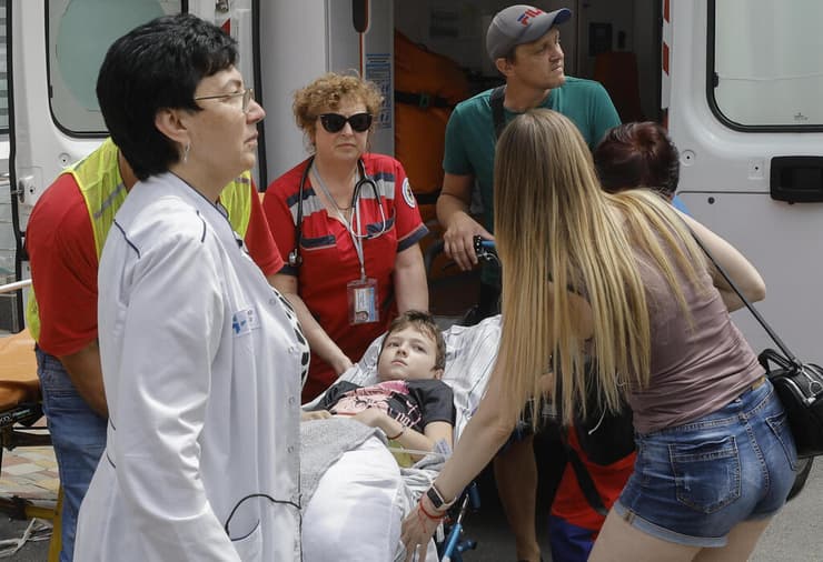 אוקראינה קייב הריסות ב אזור בית החולים אוחמטדיט מתקפת טילים של רוסיה מפנים ילד