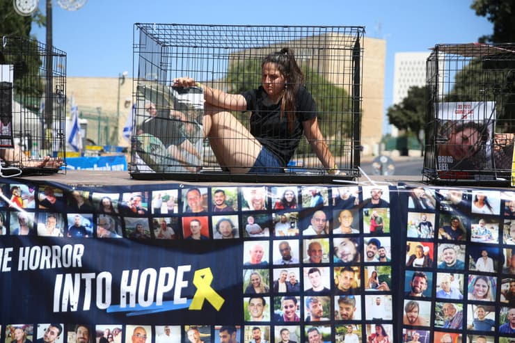 מחאת משפחות החטופים מול הכנסת בחודש יולי (צילום: עמית שאבי) מחאת משפחות החטופים מול הכנסת