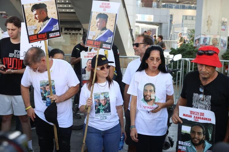 צעדת מחאה של משפחות החטופים משער בגין לירושלים אילה מצגר, עינב צנגאוקר, ראובן יבלונקה