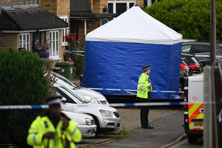 רצח משולש בעיירה בושי בפרברי לונדון שלוש נשים נרצחו בחץ וקשת 