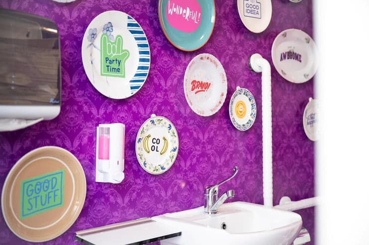 המיצג הסגול - חדרי שירותים ונוחיות בעיצובים מזמינים שהוצג השבוע ביריד העיצוב "צבע טרי"