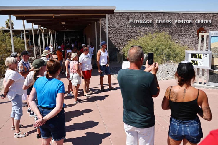 תיירים ליד מרכז המבקרים בפארק עמק המוות
