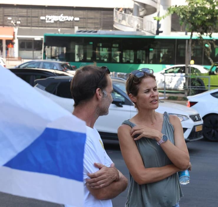 צעדת מחאה של משפחות החטופים משער בגין