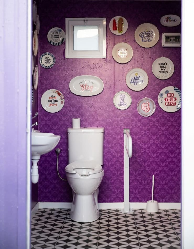 המיצג הסגול - חדרי שירותים ונוחיות בעיצובים מזמינים שהוצג השבוע ביריד העיצוב "צבע טרי"