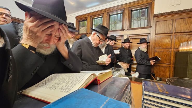 משמאל: המזכיר האחרון של הרבי שנותר בחיים, הרב יהודה קרינסקי, מתפלל בחדרו הפרטי של הרבי