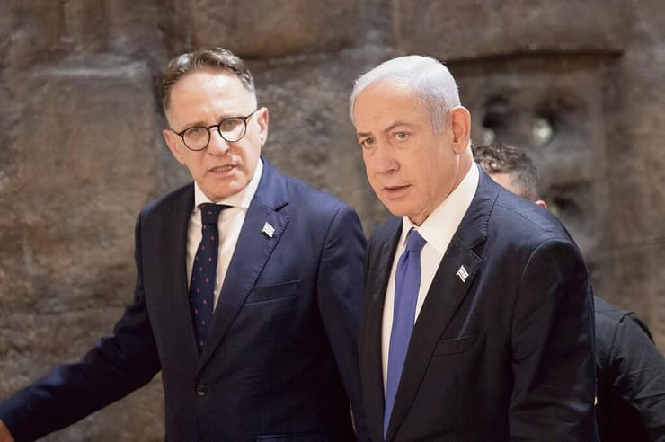 ראש הממשלה בנימין נתניהו עם ראש הסגל צחי ברוורמן (צילום: אלכס קולומויסקי) נתניהו עם ראש הסגל צחי ברוורמן, שביקש לקבל סיכומים מסווגים של ישיבות קבינט ופרוטוקולים מתקופת הממשלות הקודמות