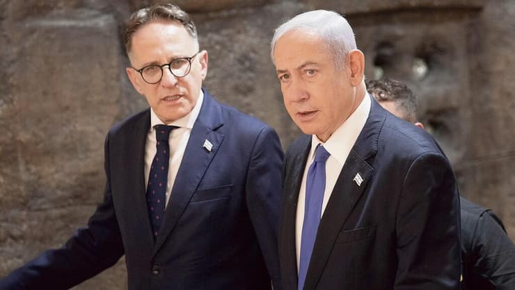 נתניהו עם ראש הסגל צחי ברוורמן, שביקש לקבל סיכומים מסווגים של ישיבות קבינט ופרוטוקולים מתקופת הממשלות הקודמות