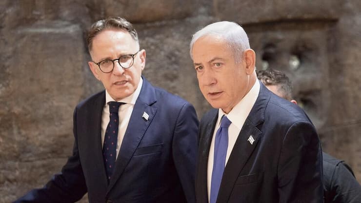 נתניהו עם ראש הסגל צחי ברוורמן, שביקש לקבל סיכומים מסווגים של ישיבות קבינט ופרוטוקולים מתקופת הממשלות הקודמות