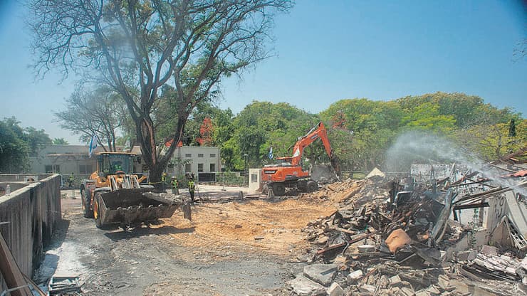 טרקטורים מפנים הריסות בבארי לקראת בנייה מחדש