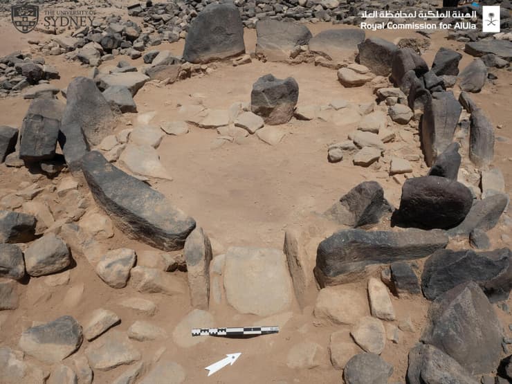 אחד ממעגלי האבן שהתגלו בשדה לבה סמוך לאל-עולא בערב הסעודית, לו יש פתח כניסה אחד