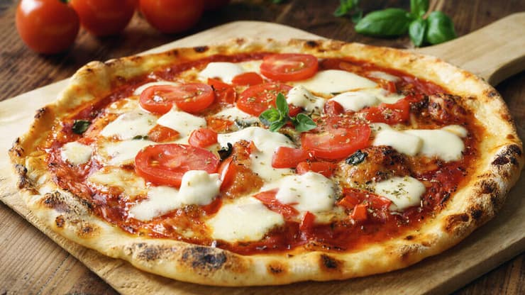 מכילה פחמימות, חלבון וסידן, ורסק העגבניות מעשיר אותה בליקופן הידוע כנוגד חמצון. אילוסטרציה (צילום: shutterstock) פיצה מרגריטה