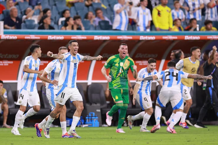 שחקני ארגנטינה בטירוף אחרי שריקת הסיום