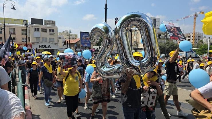 צועדים לציון יום הולדתו ה-20 של נמרוד כהן ברחובות
