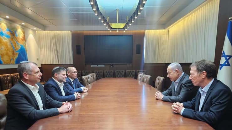 ככה מגבשים תקציב? השולחן הריק בפגישה הכלכלית "החשובה" (צילום: דוברות רה"מ) הפגישה הכלכלית "החשובה"