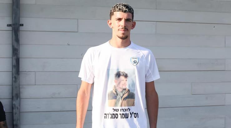 דור תורג'מן עם חולצה לזכר רס"ל עומר סמדג'ה ז"ל