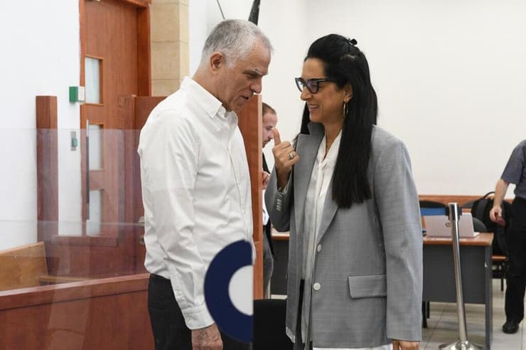 עו"ד איריס ניב סבאג עם נוני מוזס (צילום: רפי קוץ) דוד שומרון מגיע לעדותו בתיקי האלפים של בנימין נתניהו