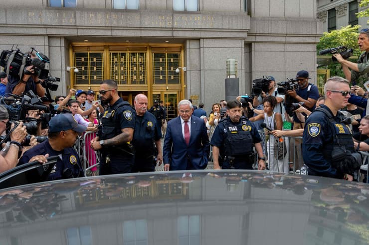 הסנאטור בוב מננדז מניו ג'רזי יוצא מבית המשפט ב ניו יורק ארה"ב שבו הורשע בשחיתות