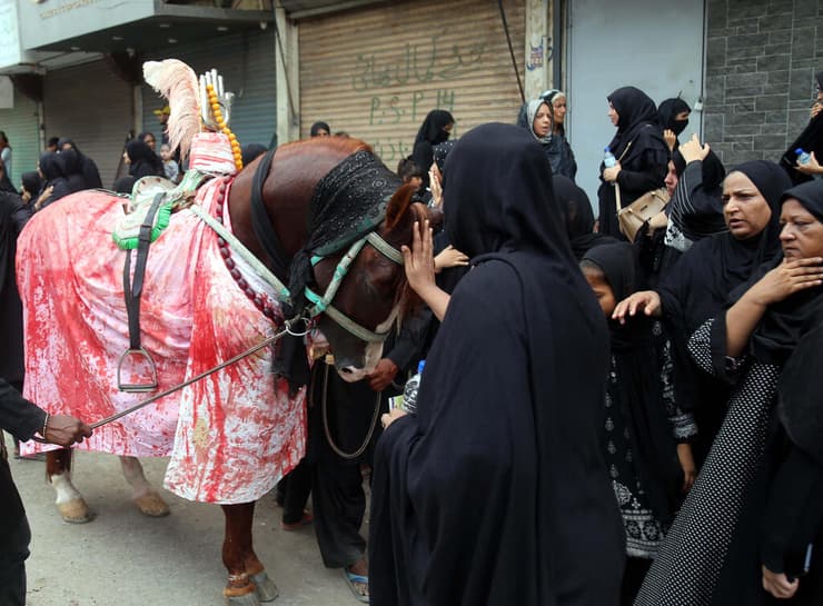 פקיסטן קראצ'י יום העשורא ה עשורא מצעידים סוס המסמל את הסוס של האימאם חוסיין