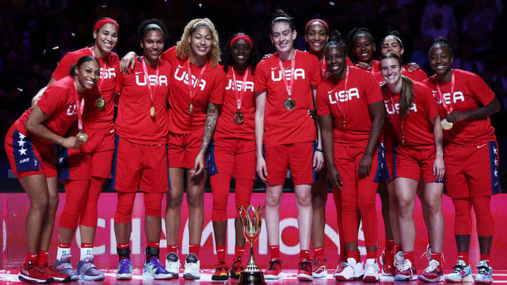 שחקניות נבחרת ארה"ב עם מדליות הזהב בטוקיו