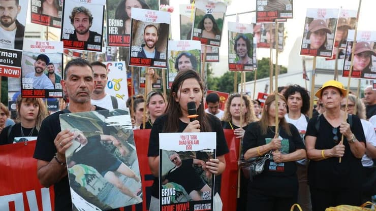 אלה בן עמי בצעדת משפחות החטופים בתל אביב
