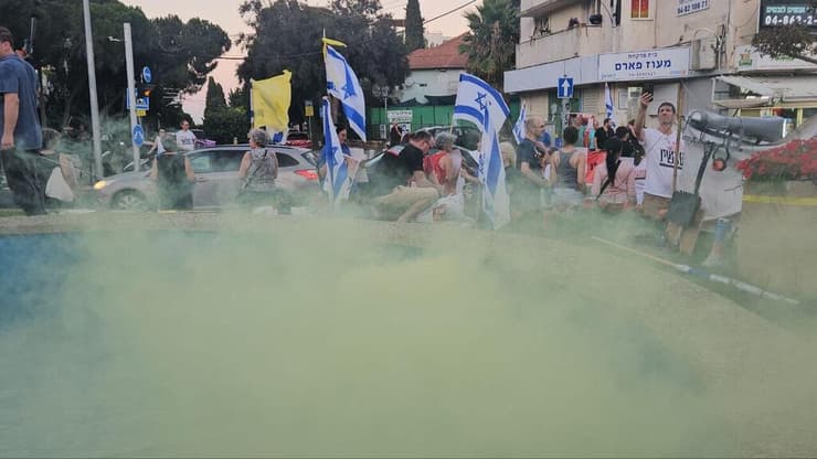 הפגנה להחזרת החטופים בכיכר הספר בחיפה
