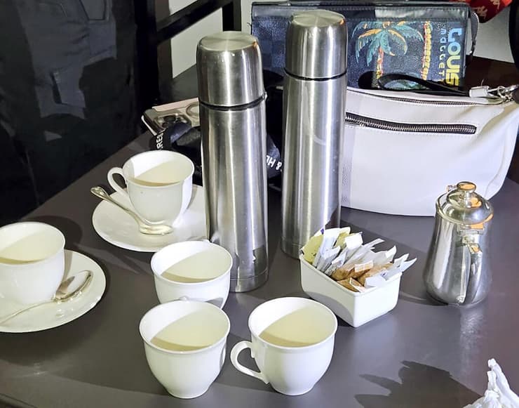 כוסות תה ומזון בחדר מלון יוקרתי ב בנגקוק שבו נמצאו שישה בני אדם שמתו מהרעלת ציאניד