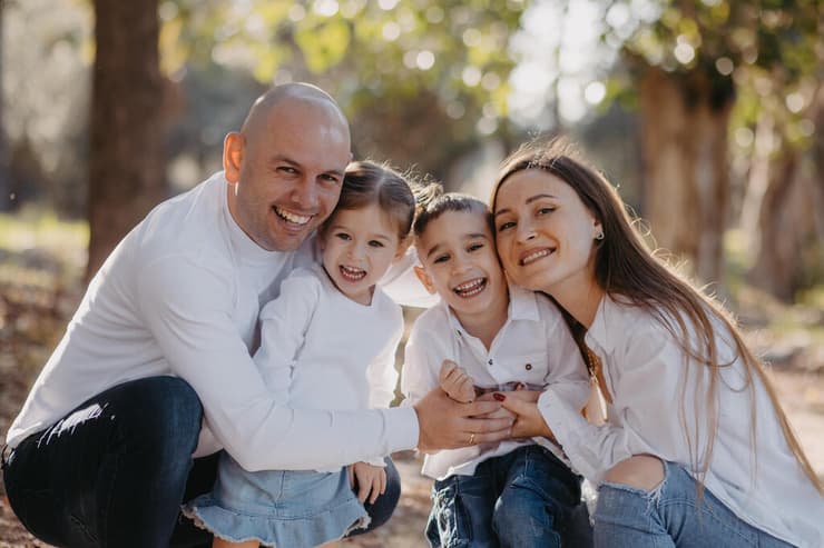 עם רעייתו יוליה וילדיהם, ליאם ומיאל. סיפור סינדרלה (צילום: מהאלבום המשפחתי) מוטי קפלון עם רעייתו יוליה וילדיהם, ליאם ומיאל