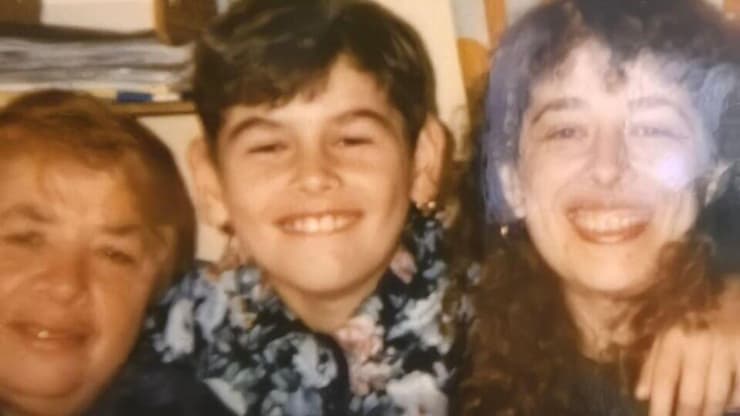 מוטי קפלון בילדותו, עם אימו סבטלנה וסבתו מריה ז"ל (צילום: מהאלבום המשפחתי) מוטי קפלון בילדותו, עם אמו סבטלנה וסבתו מריה ז"ל