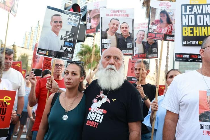 "תפסיקו לספר סיפורים, שראש המוסד יגיע להסכם". דני מירן (צילום: דנה קופל) משפחות החטופים בצעדה לשער שאול של בסיס הקריה בתל אביב