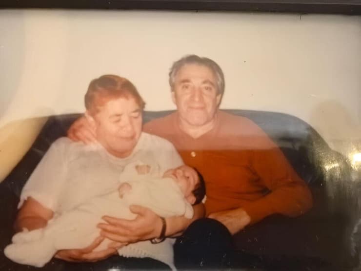 סבו וסבתו של מוטי חודש לפני התאונה, עם אחותו הקטנה אביגל (צילום: מהאלבום המשפחתי) סבו וסבתו של מוטי קפלון, חודש לפני התאונה, בתמונה עם אחותו הקטנה אביגל