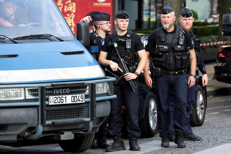 צרפת שוטרים שוטר נדקר במרכז פריז 