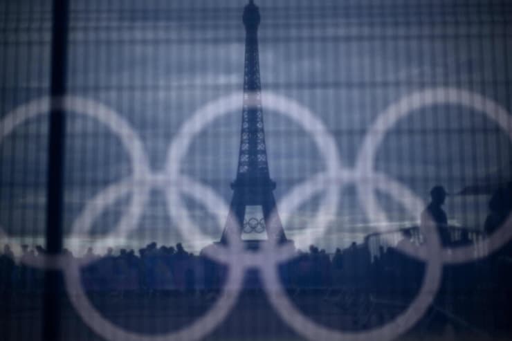 הסמל האולימפי וברקע מגדל אייפל