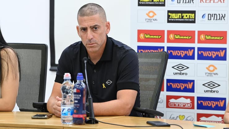 האוהדים יצאו נגדו. קוז'וך (צילום: הרצל יוסף) קוז'וך