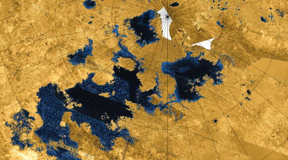 ים חלק, אבל מערכת אקלים מסקרנת. שלושת הימים הגדולים וכמה אגמים סמוך לקוטב הצפוני של טיטאן, בצילום צבוע של החללית קסיני 