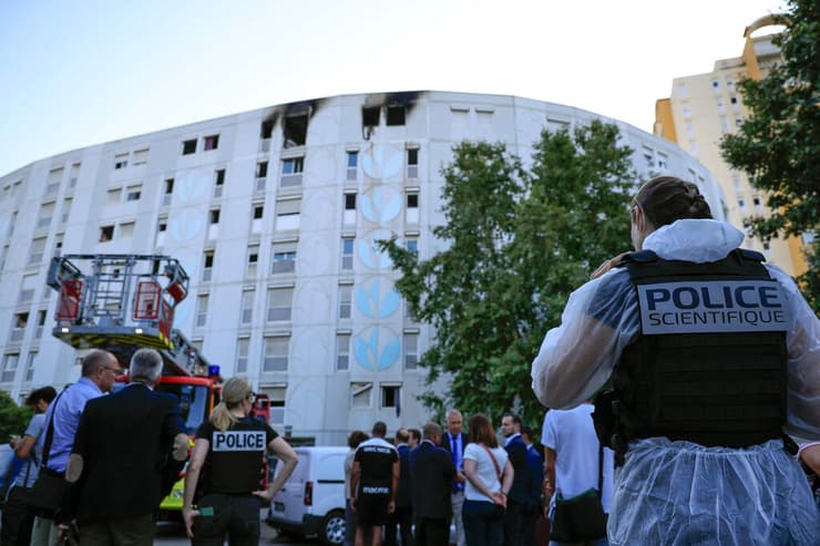 שריפה הצתה דיירים נספו דירת מגורים בניין ב ניס צרפת