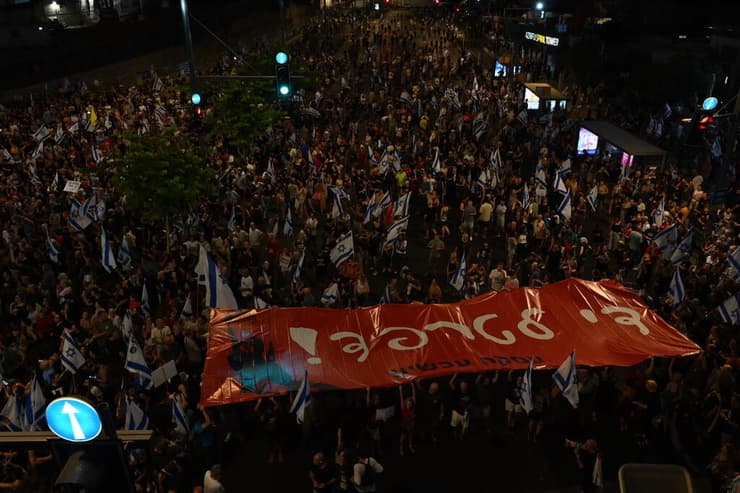 מיצג החטופים לא מתים במחאות בתל אביב