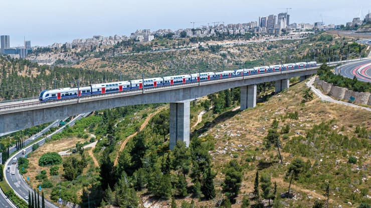 רכבת חשמלית ארוכה בירושלים