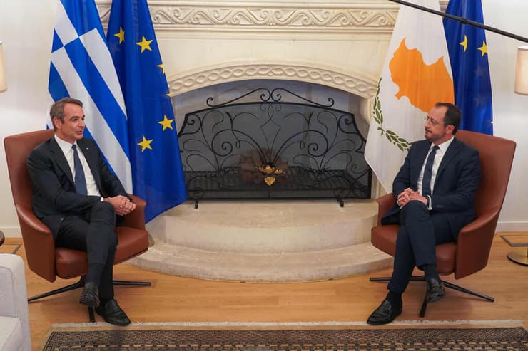 ראש מממשלת יוון קיריאקוס מיצוטאקיס (שמאל) לצד נשיא קפריסין ניקוס כריסטודולידיס