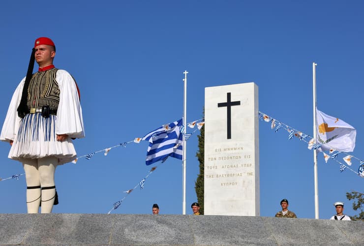 טקסי אבל ב קפריסין היוונית לציון 50 שנה לפלישה הטורקית טורקיה לאי 20 ביולי