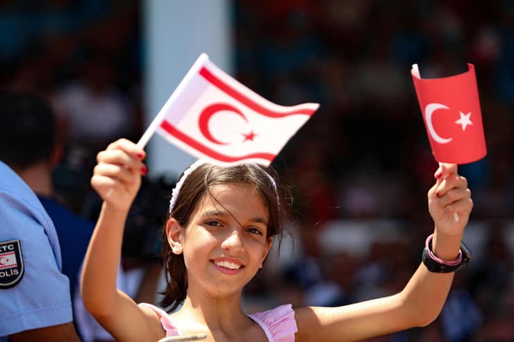 חגיגות ב צפון קפריסין בחלק הטורקי של ניקוסיה לציון 50 שנה פלישת טורקיה לאי 20 ביולי
