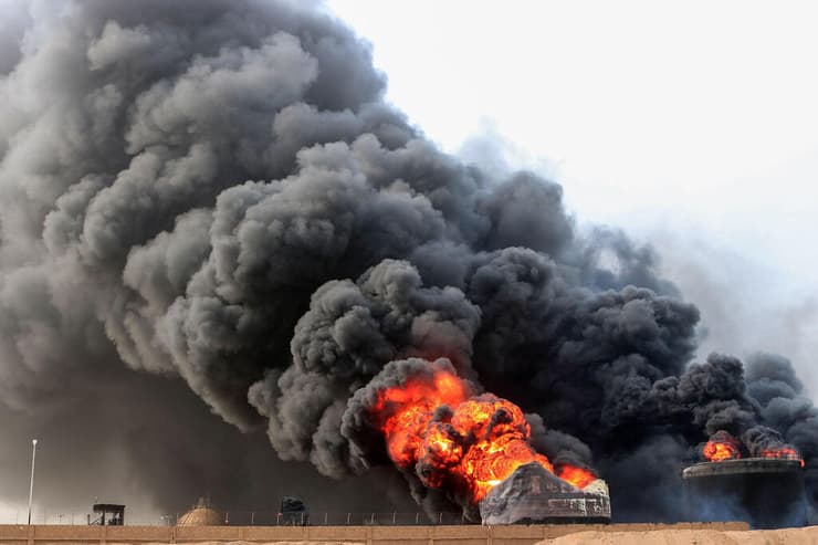 מכלי אחסון נפט שהופצצו בנמל חודיידה בתימן על-ידי ישראל, ביולי (צילום: AFP) מיכלי אחסון נפט בנמל חודיידה תימן