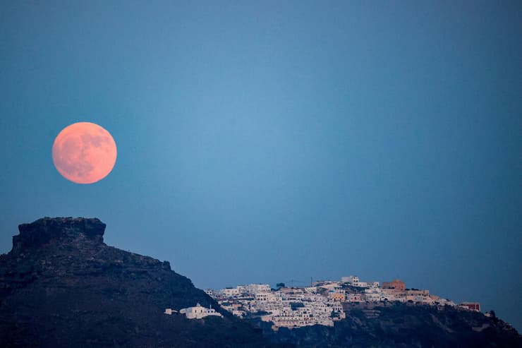 הירח בתמונה מדהימה מסנטוריני